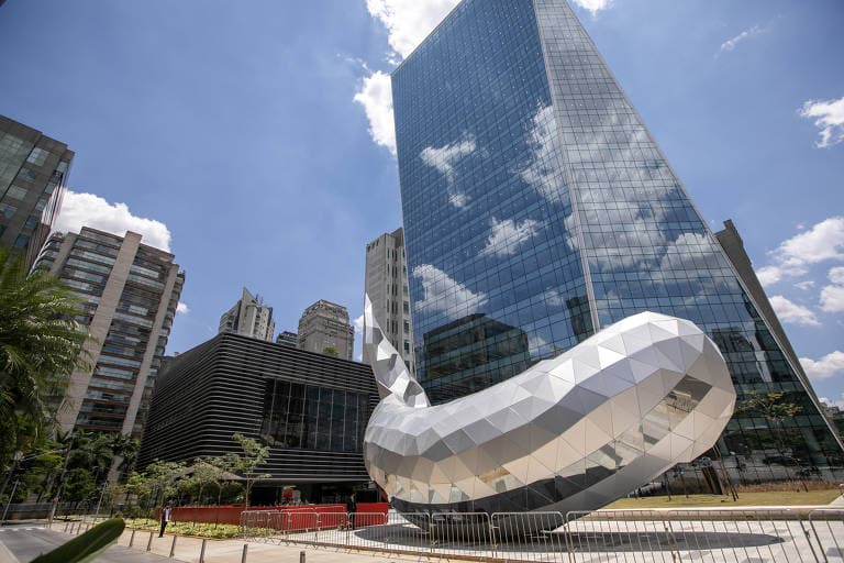 Prédio moderno com reflexo do céu